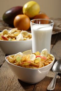 Corn flakes with slices of apples, grapes and bananas